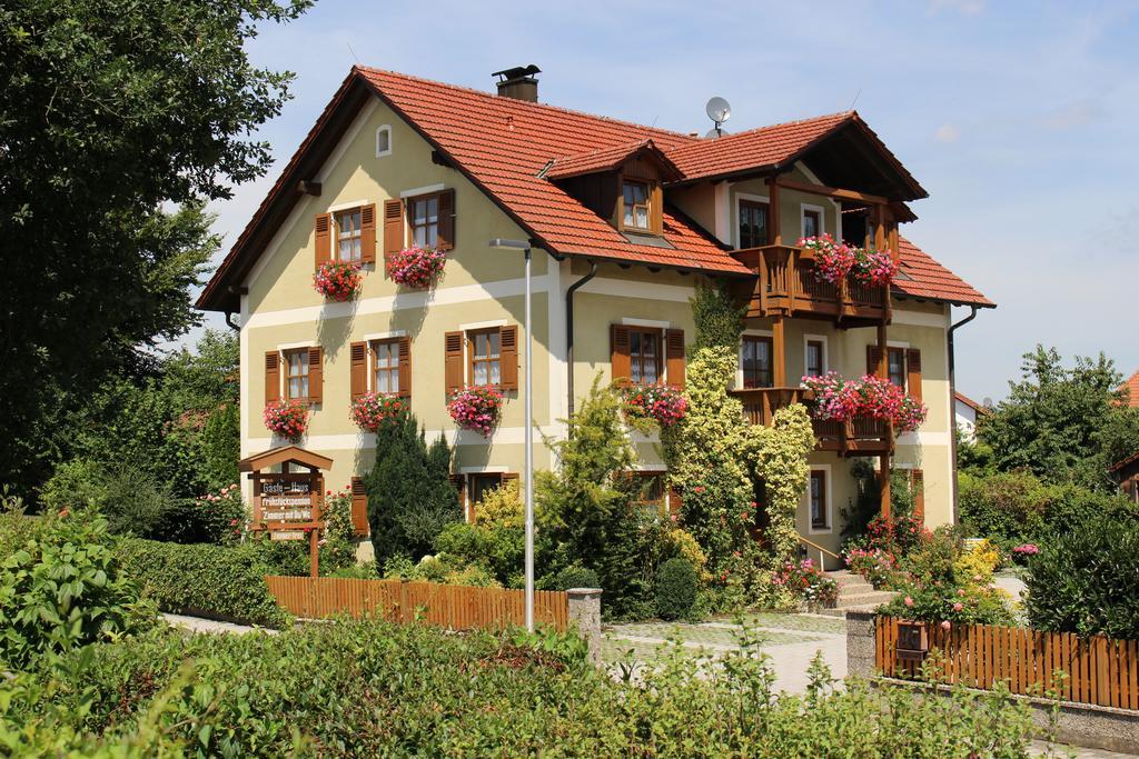 Gaeste-Haus Roesch Wiesent Eksteriør bilde