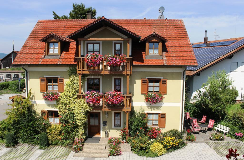Gaeste-Haus Roesch Wiesent Eksteriør bilde